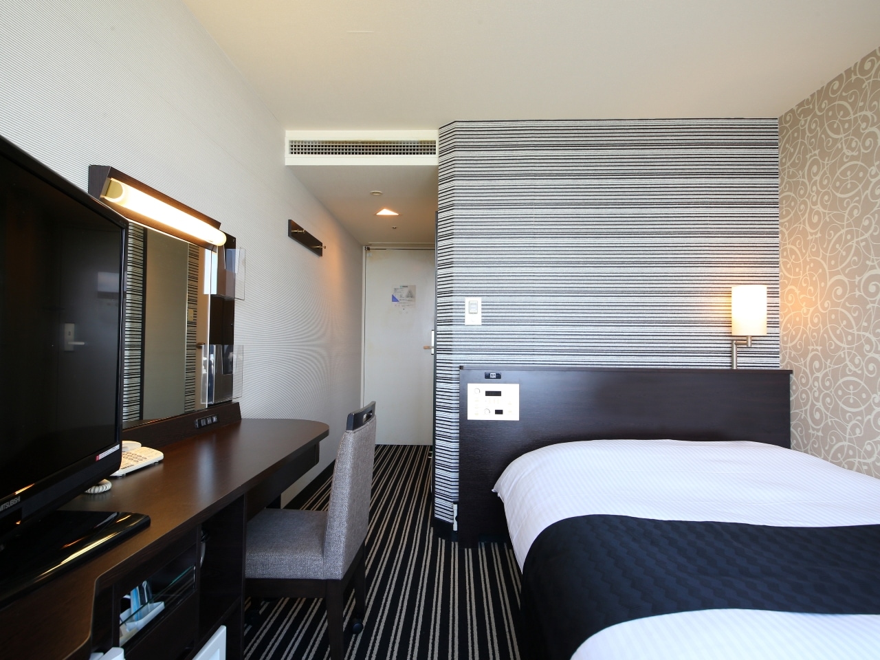 [Central Tower] Single room / Double Room with Small Double Bed