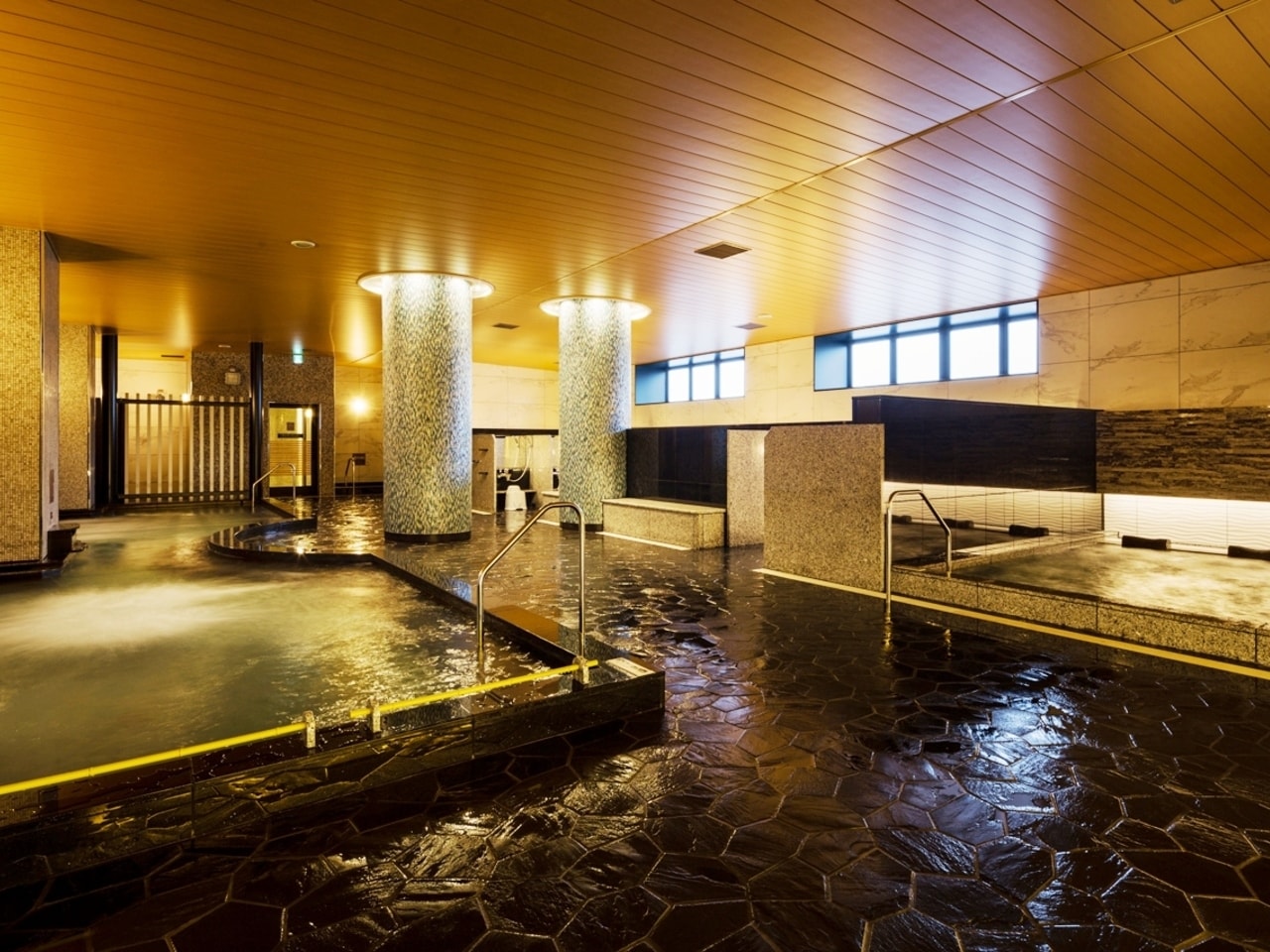 [East Wing (1F)] Indoor hot tub