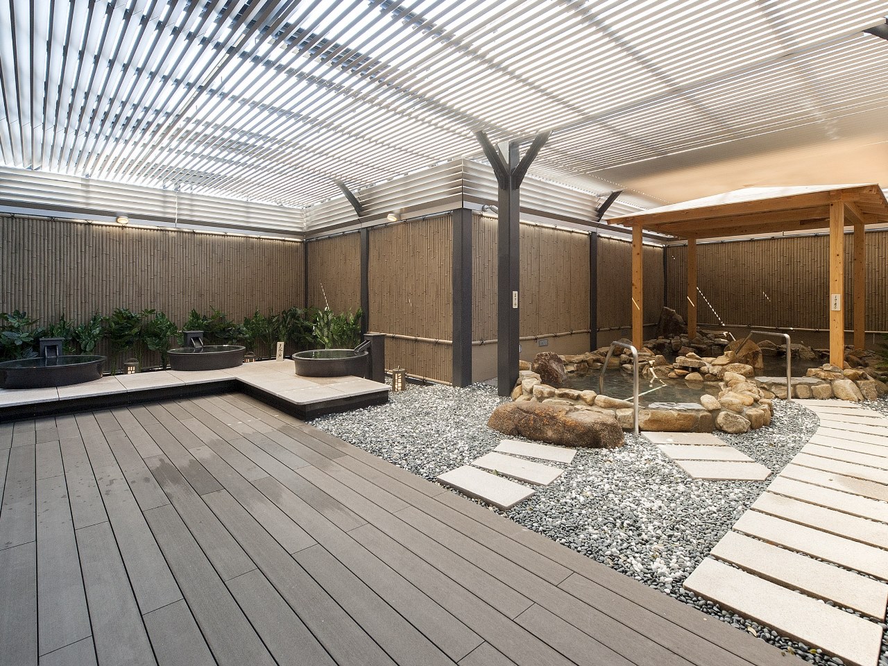 [West Wing (1F)] Hot tub with open-air bathtub