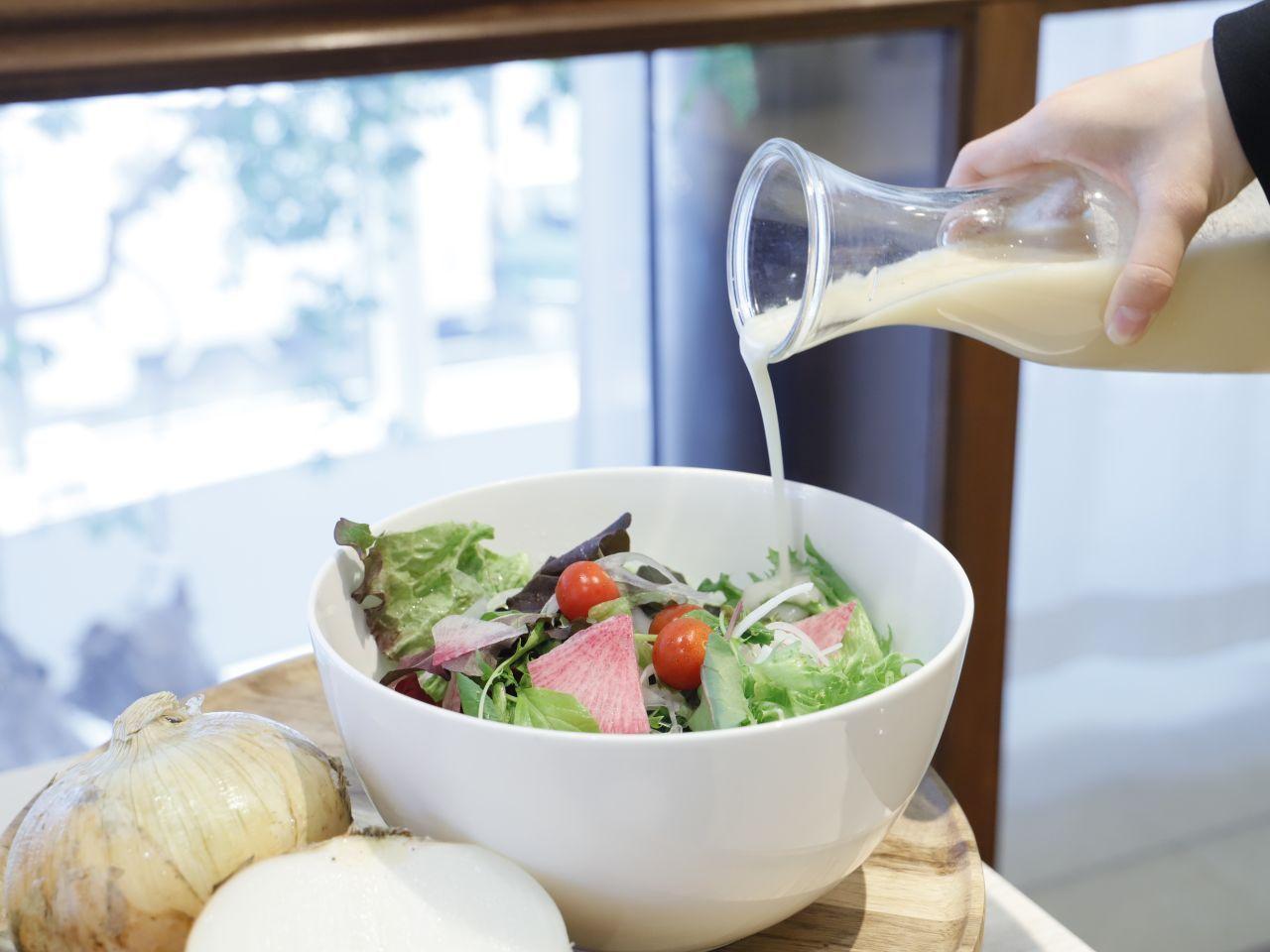 [Hotel’s Homemade Onion Dressing] A homemade dressing made with onions from Awaji Island that highlights the natural flavors of the ingredients. With no unnecessary additives, it brings out the onions’ natural sweetness and umami.