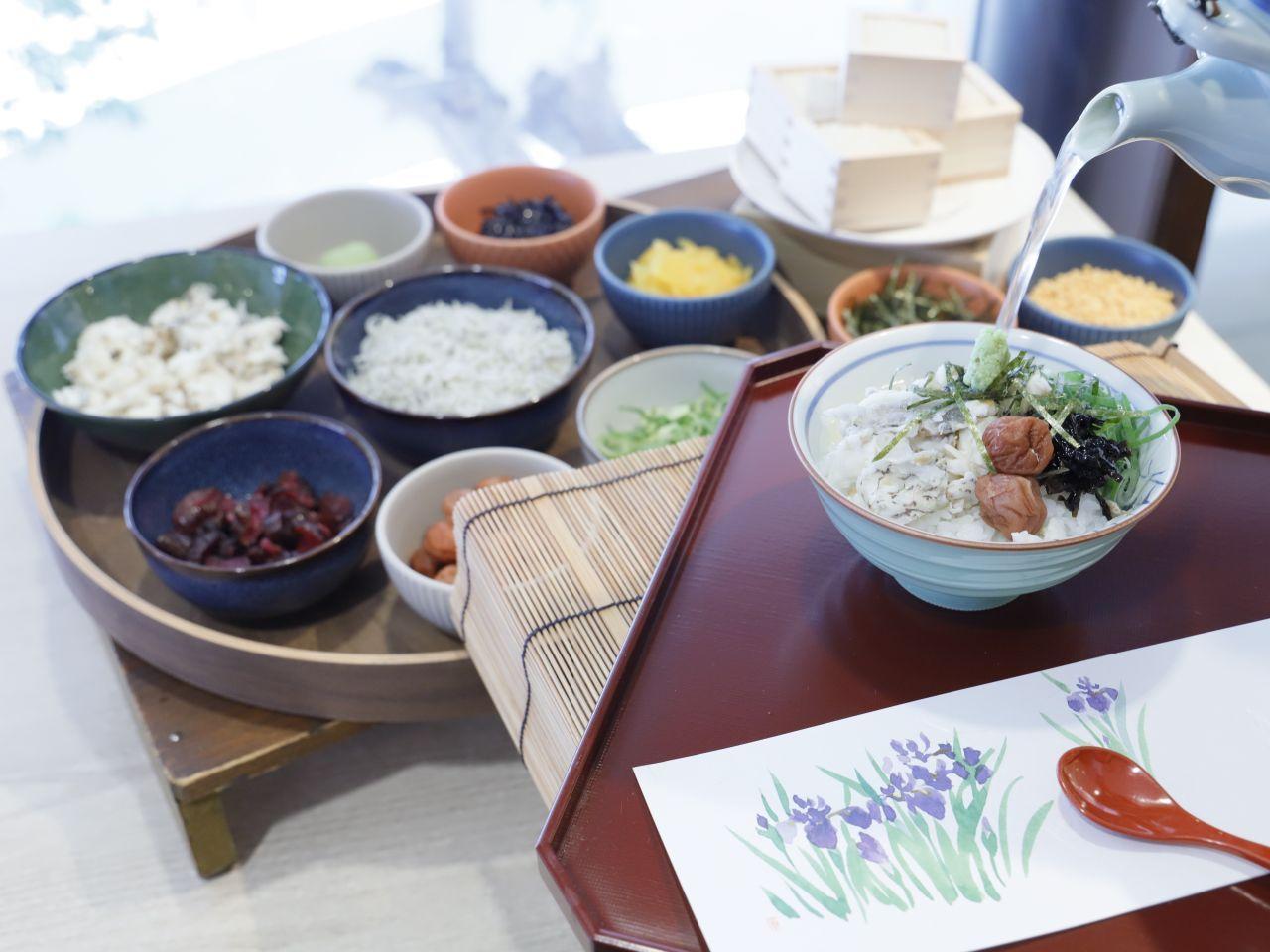 [Sea Bream Broth Tea Rice] Our homemade sea bream broth is carefully prepared to bring out its rich umami flavor. Enjoy a bowl tailored to your taste with daily-changing toppings such as baby sardines and sea bream.
