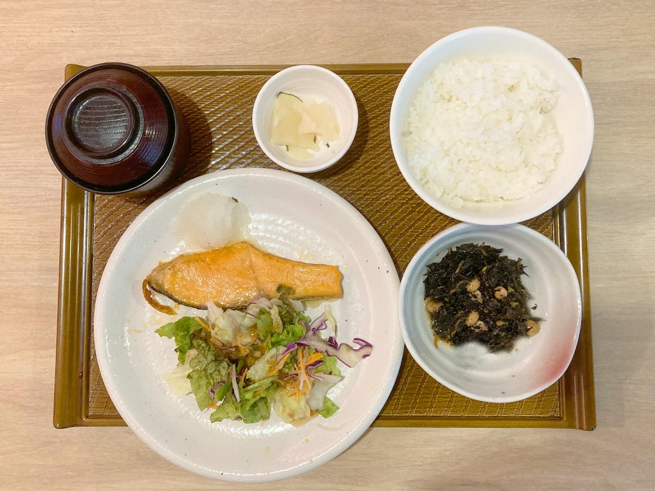 Grilled fish breakfast set