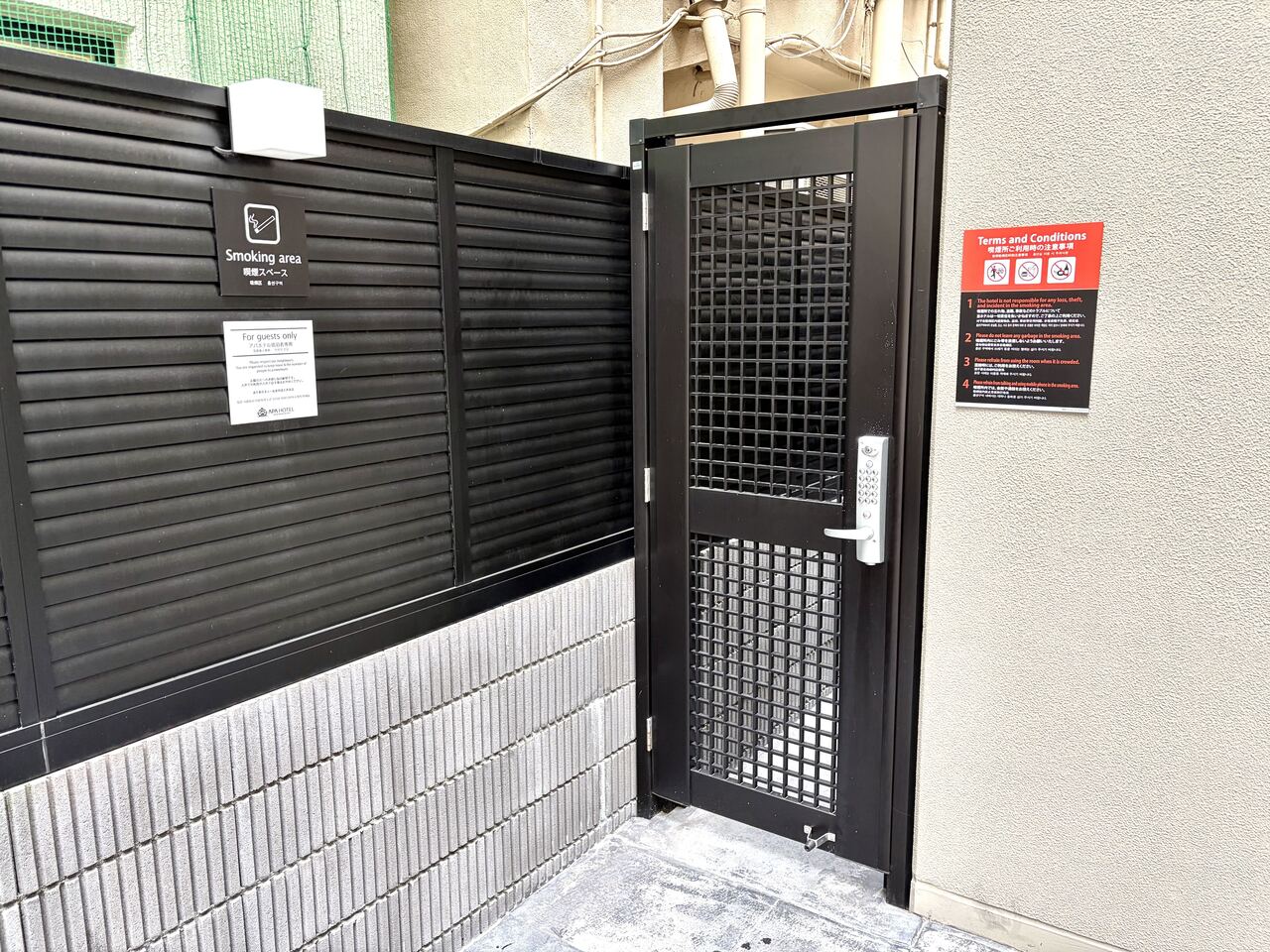 【Smoking Area】Open 24 hours; outdoor space.