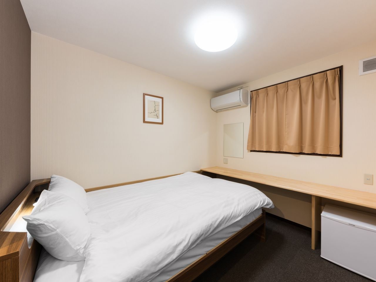 Western-style Comfort Double Room (Capacity: 1–2 guests)