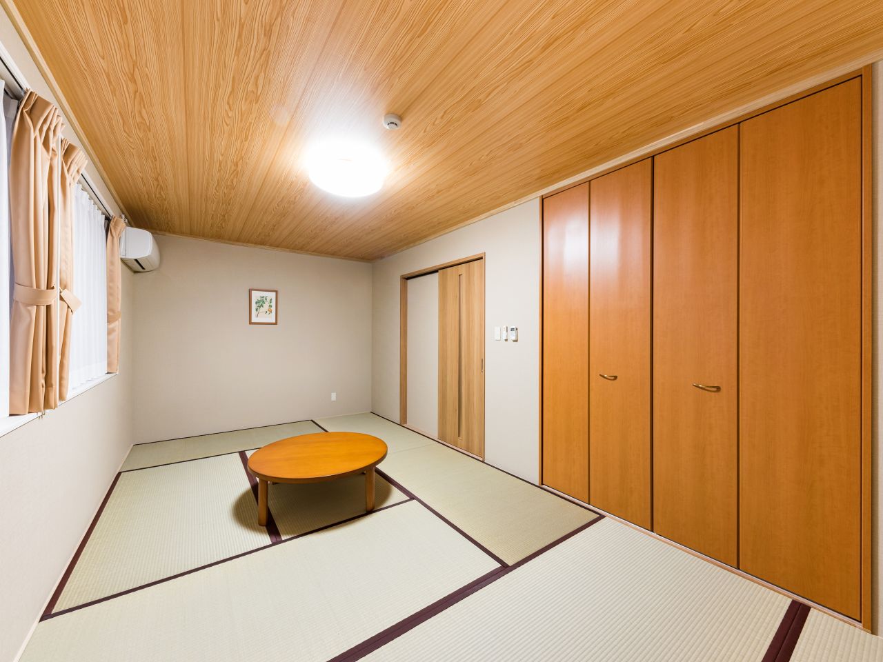 Japanese-style Room (Capacity: 1–5 guests)