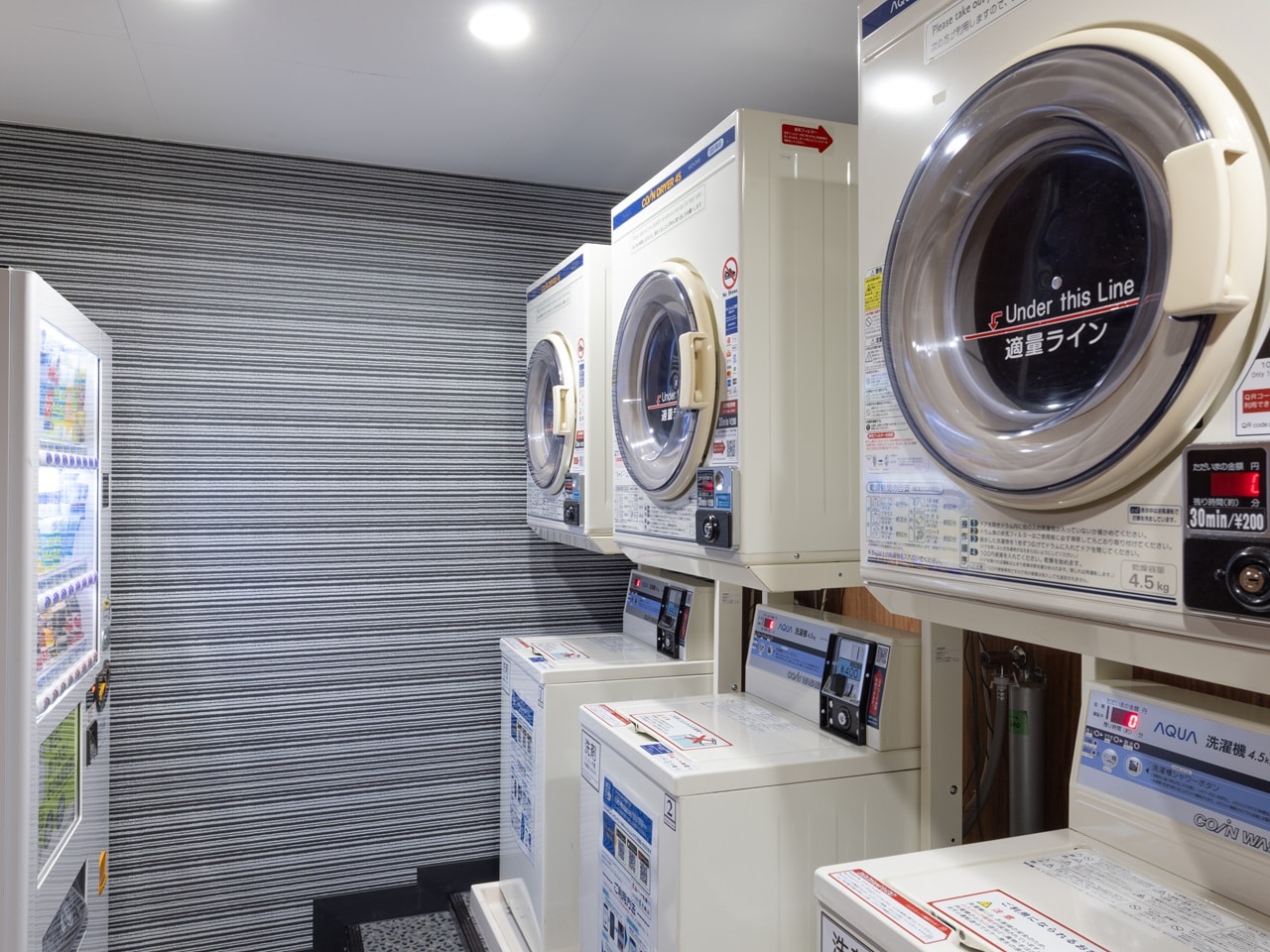 東館1階にコインランドリーがございます。洗濯機（1回/400円）、乾燥機（30分/200円）でご利用ください。 ご利用時間は、朝8時～24時を目安にしております。 隣室が客室の為、何卒ご配慮ください。※キャッシュレス決済対応