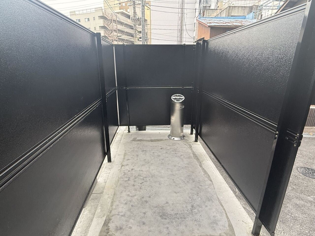 [Outdoor smoking area] 