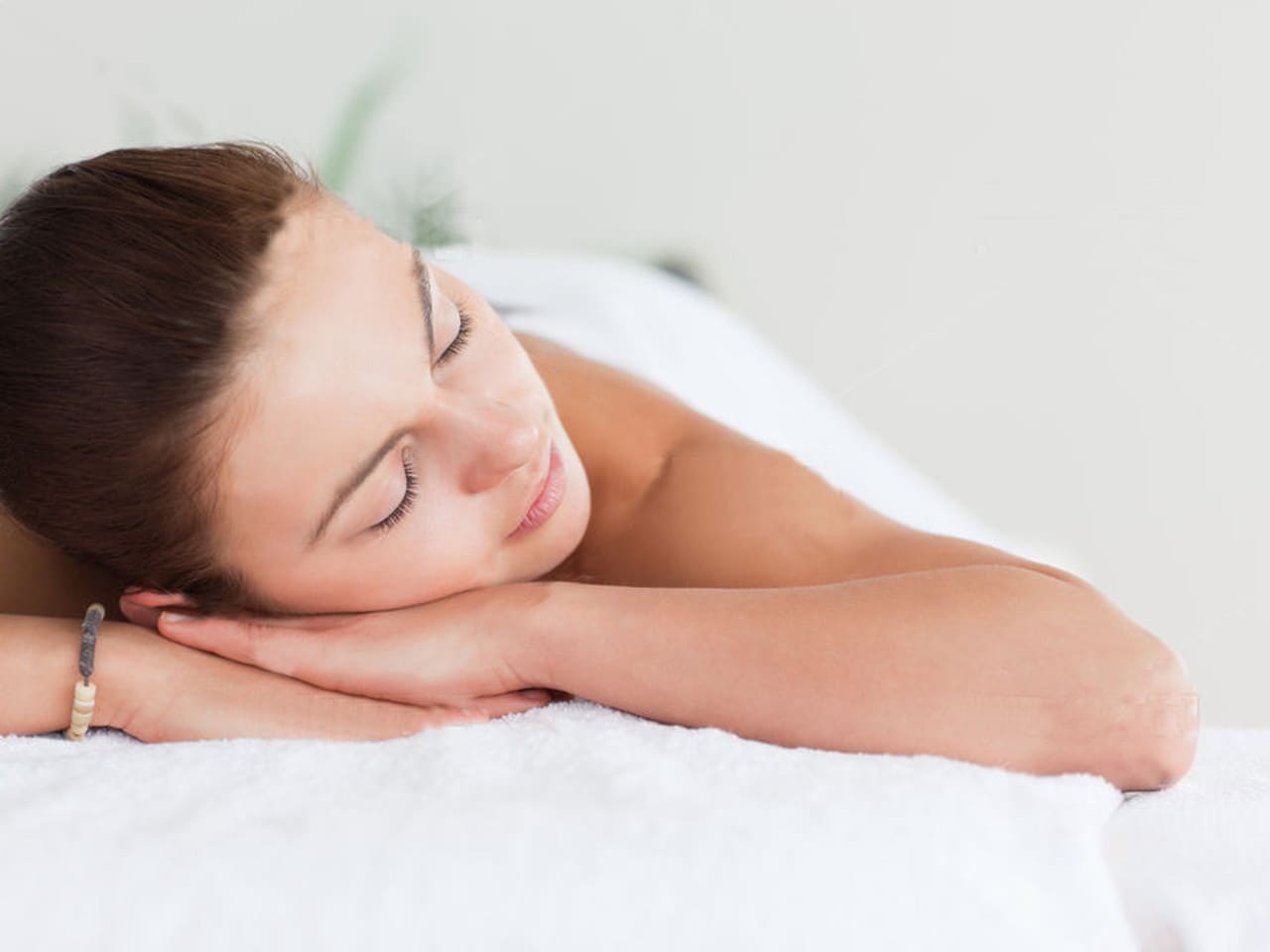 Please spend a moment of bliss while enjoying the aromatherapy treatment.