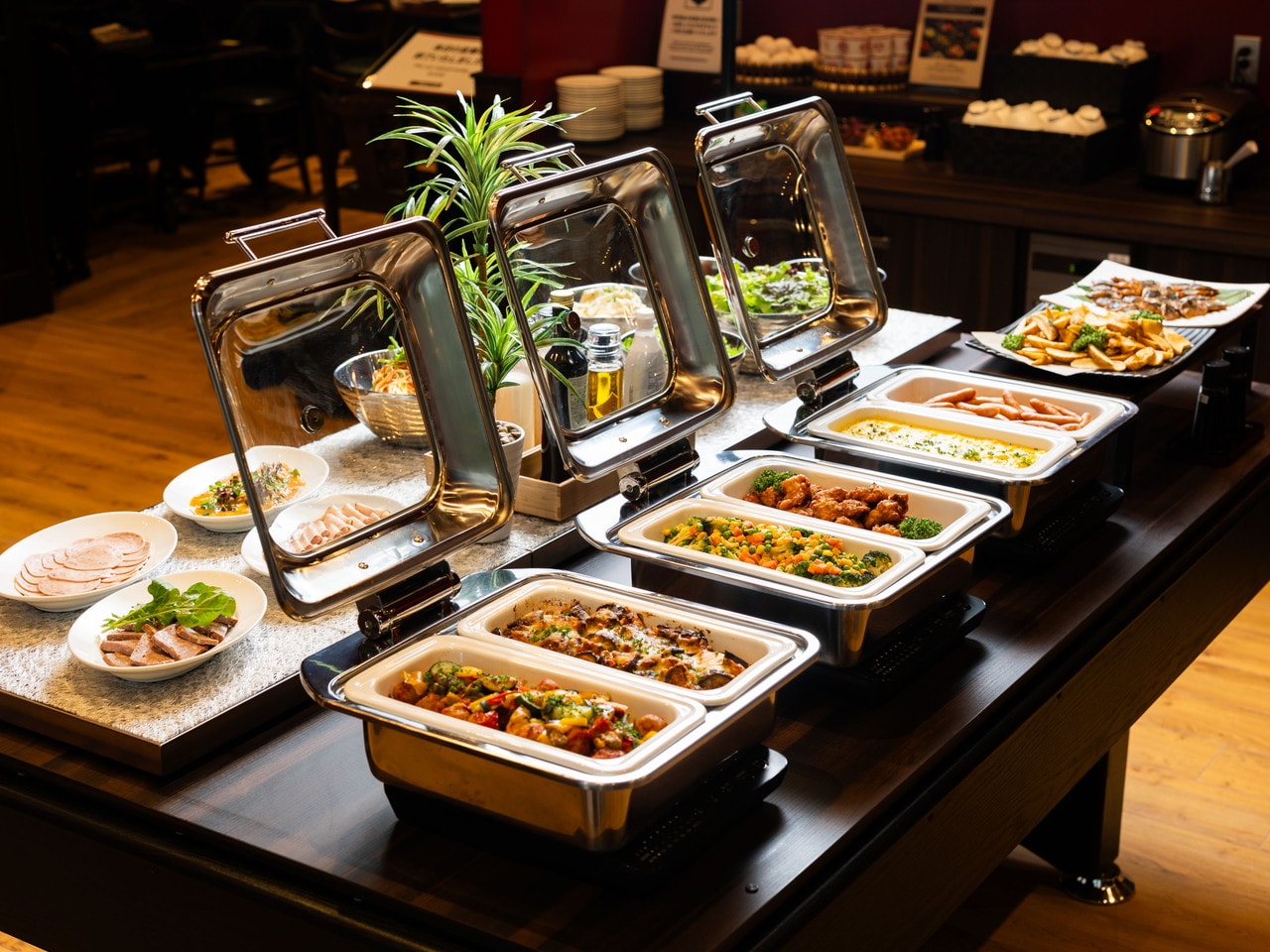 【image】A Japanese morning that warms your heart. Freshly cooked rice and colorful Japanese side dishes (Japanese cuisine example)