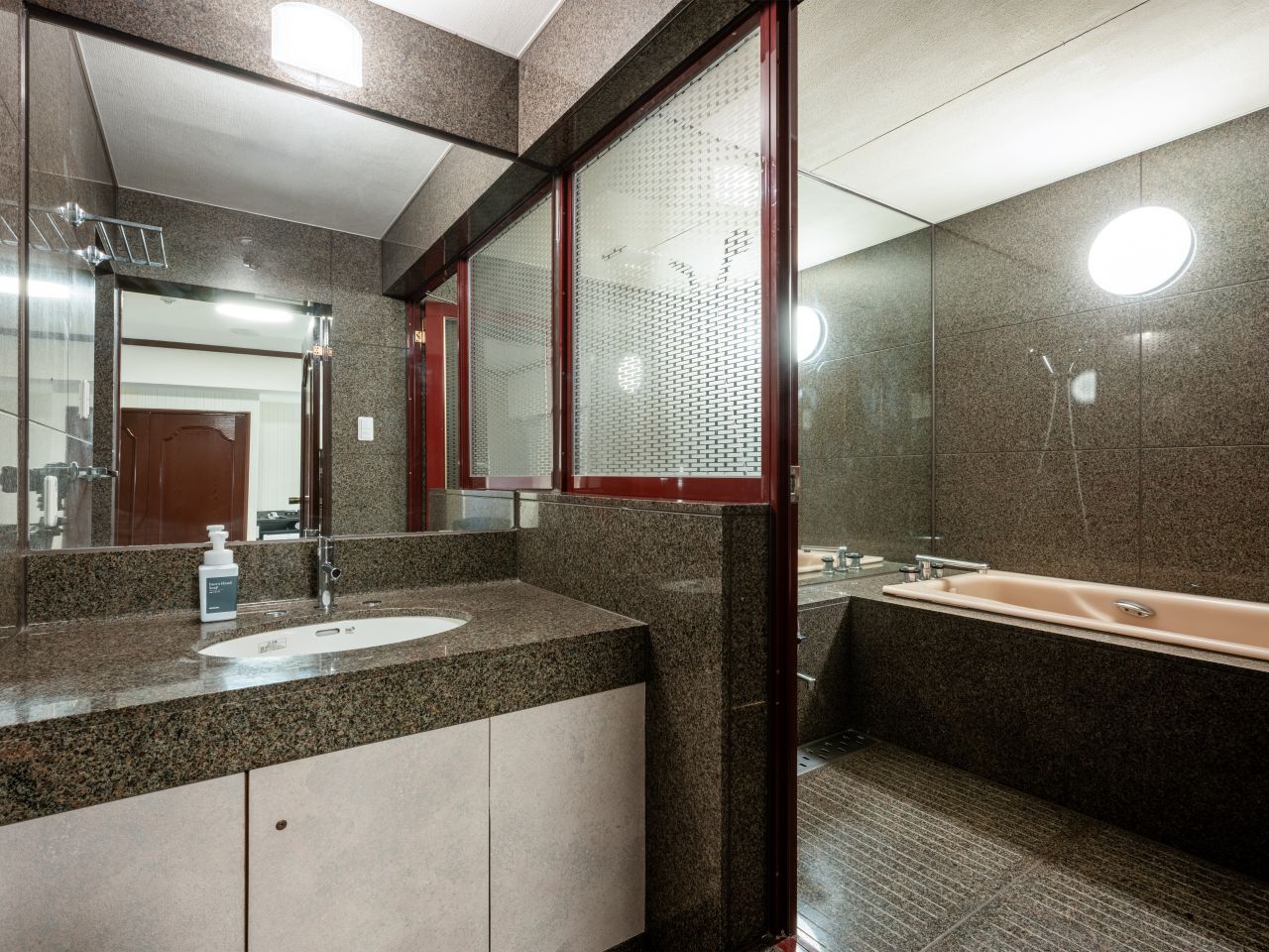 Premiere Twin Room bathroom