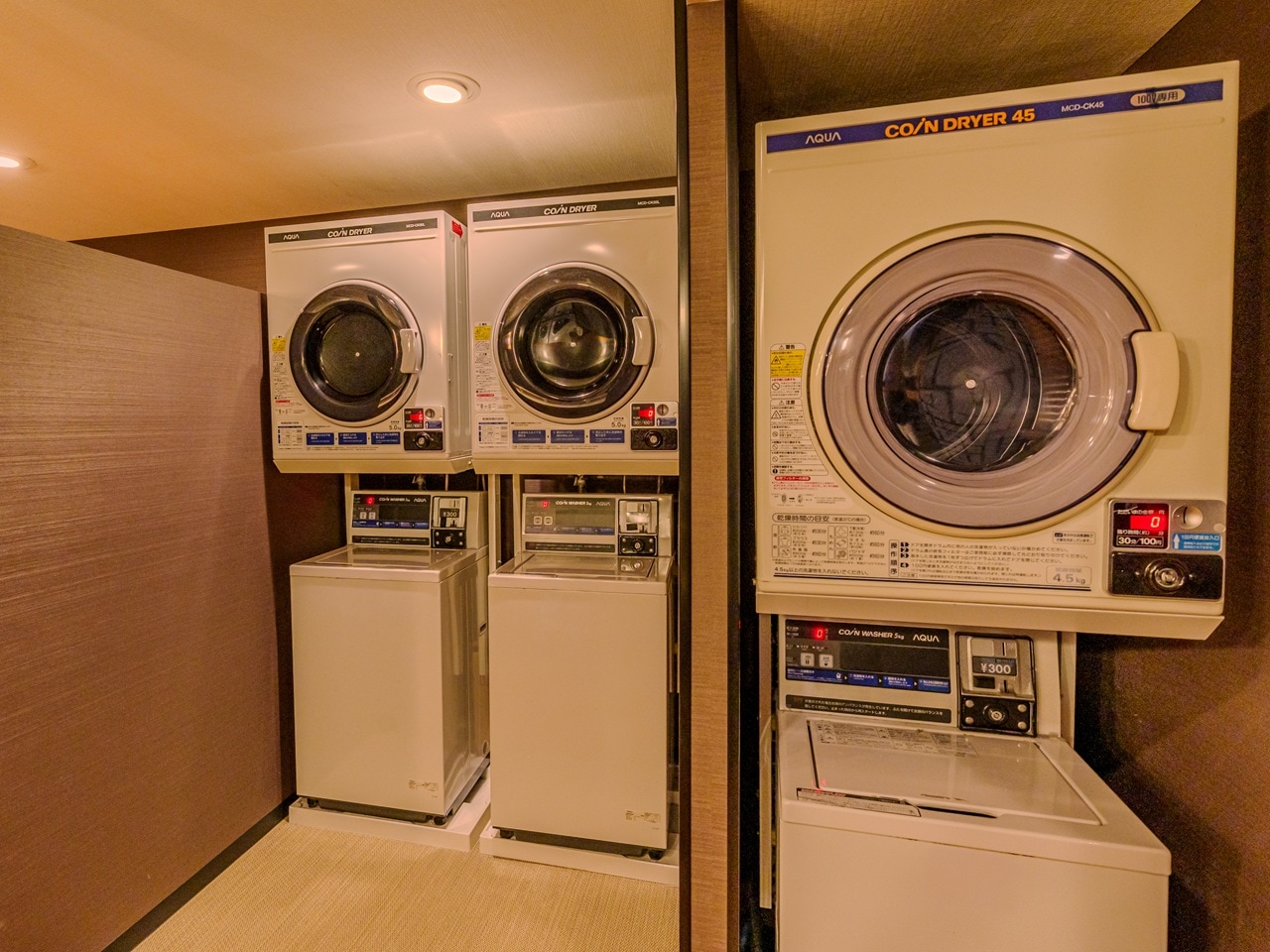 [Laundromat (2F)] Washing: 300 yen / Dryer: 100 yen per every 20 minutes