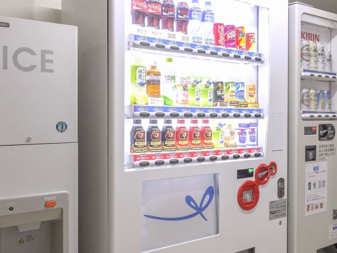 Vending machines, ice machine (8th floor)