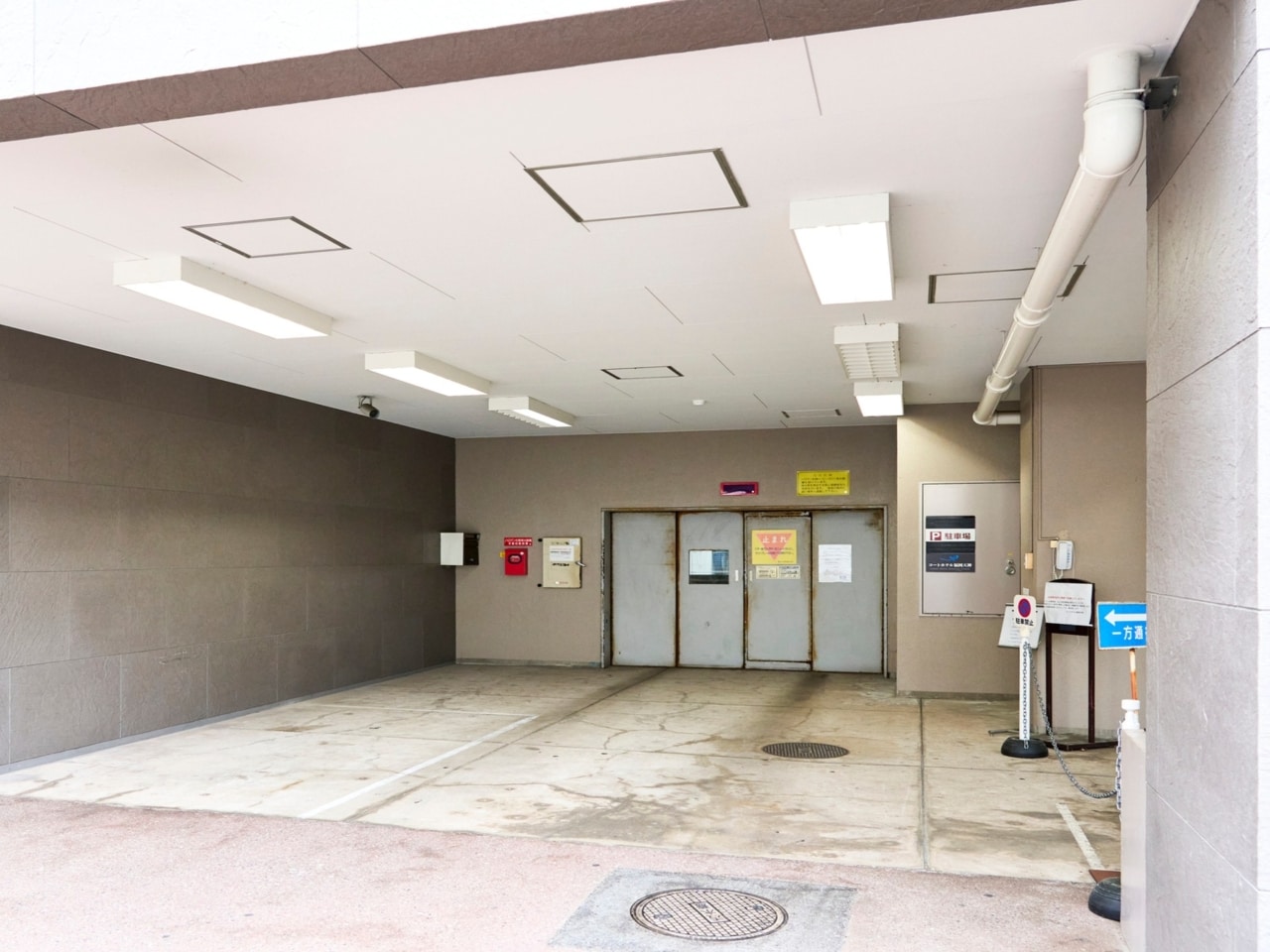 Multi-level parking garage *Please make reservations by phone.