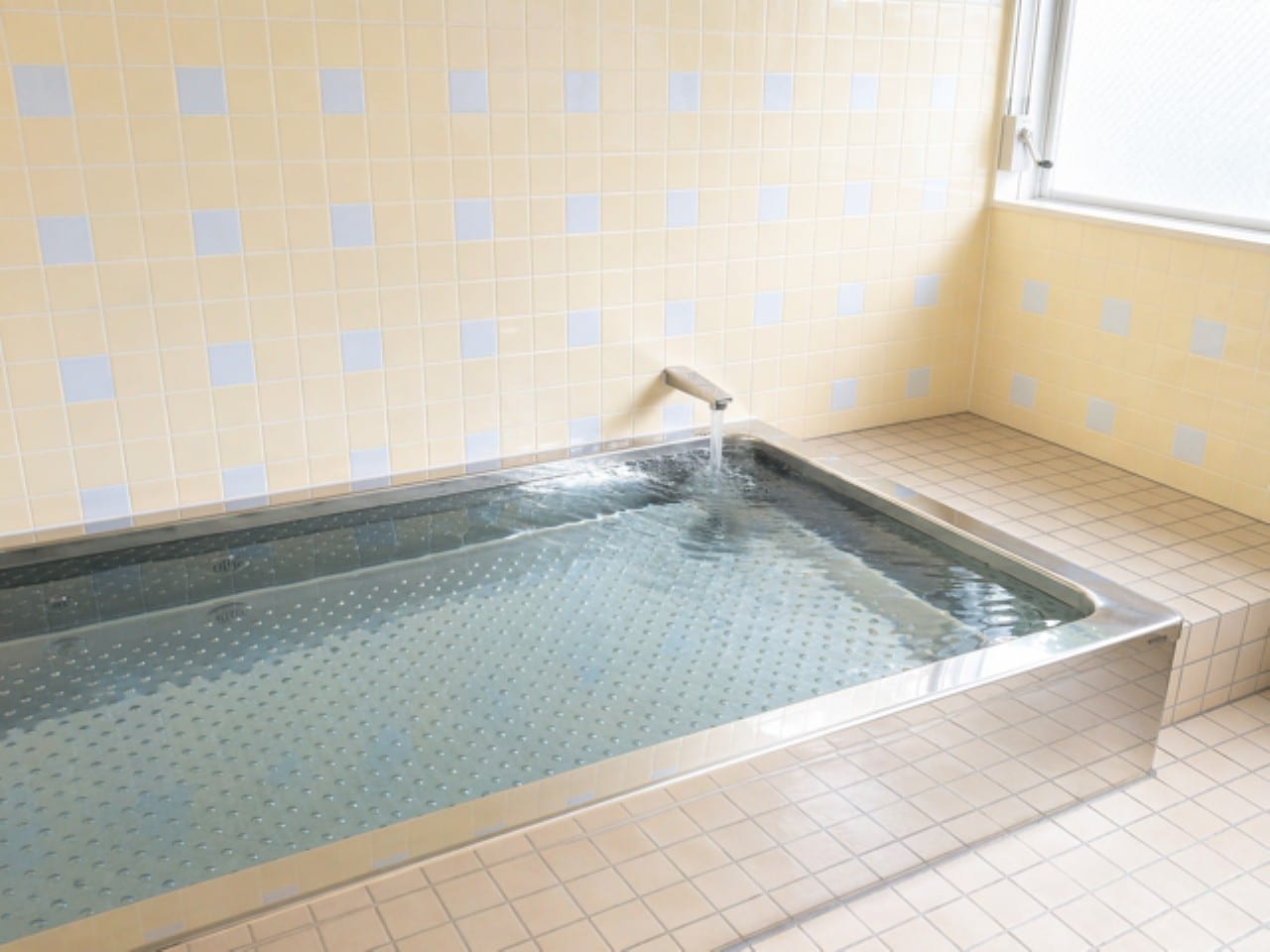 Artificial hot spring using Komyo stones