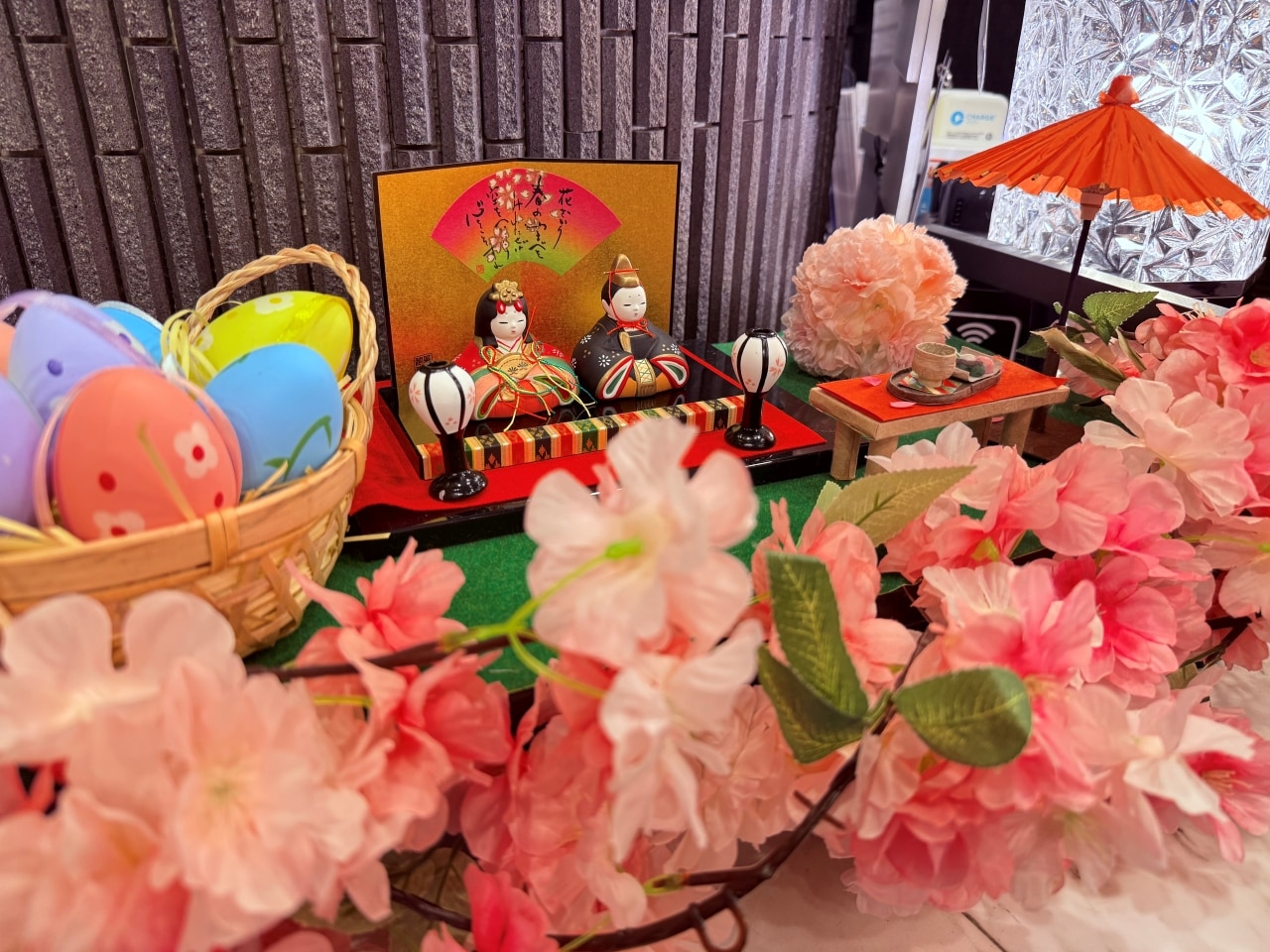 We welcome you with the colors of spring!