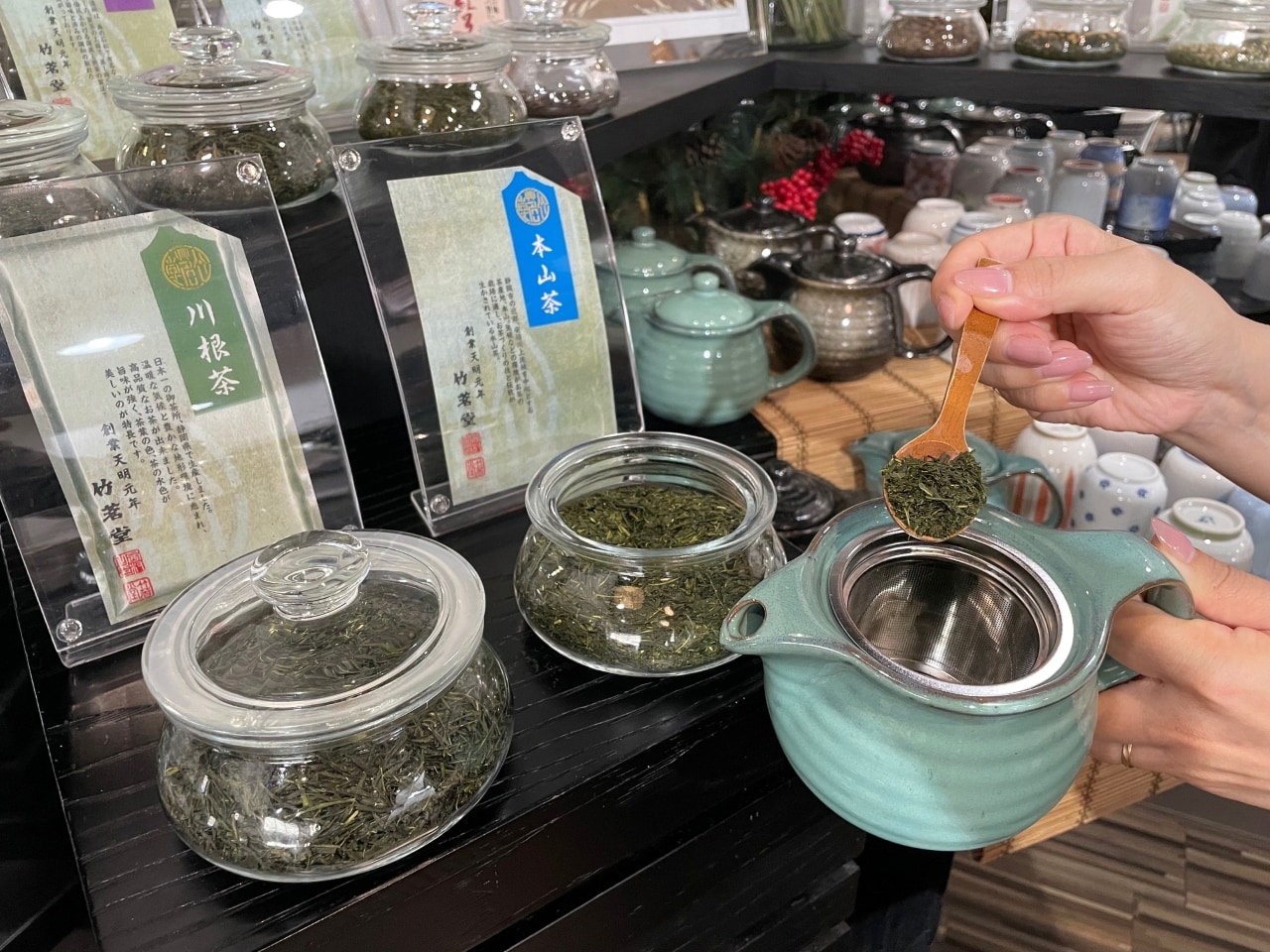 We offer tea and black tea from Shizuoka Prefecture.