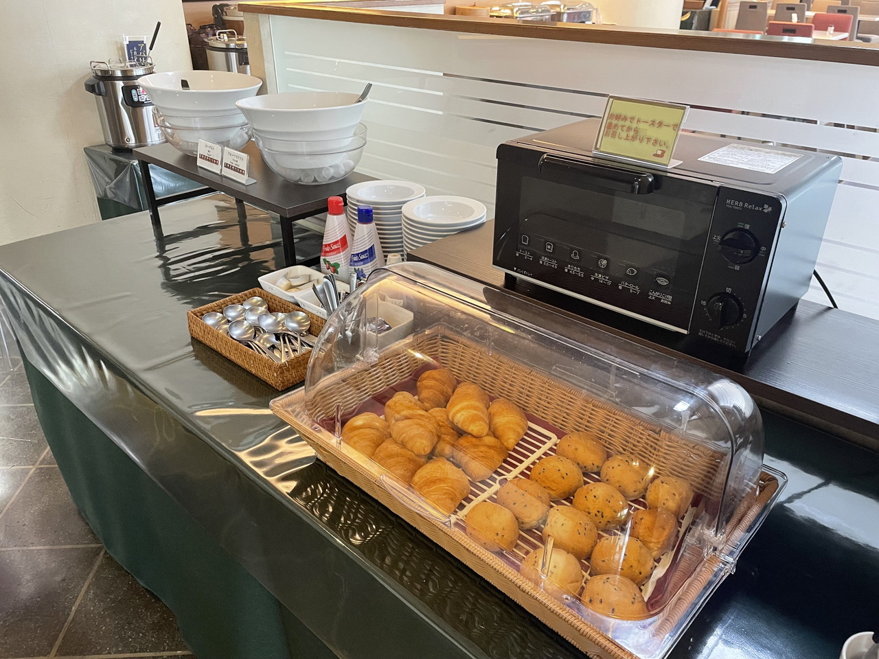 Breakfast buffet (Example of bread)