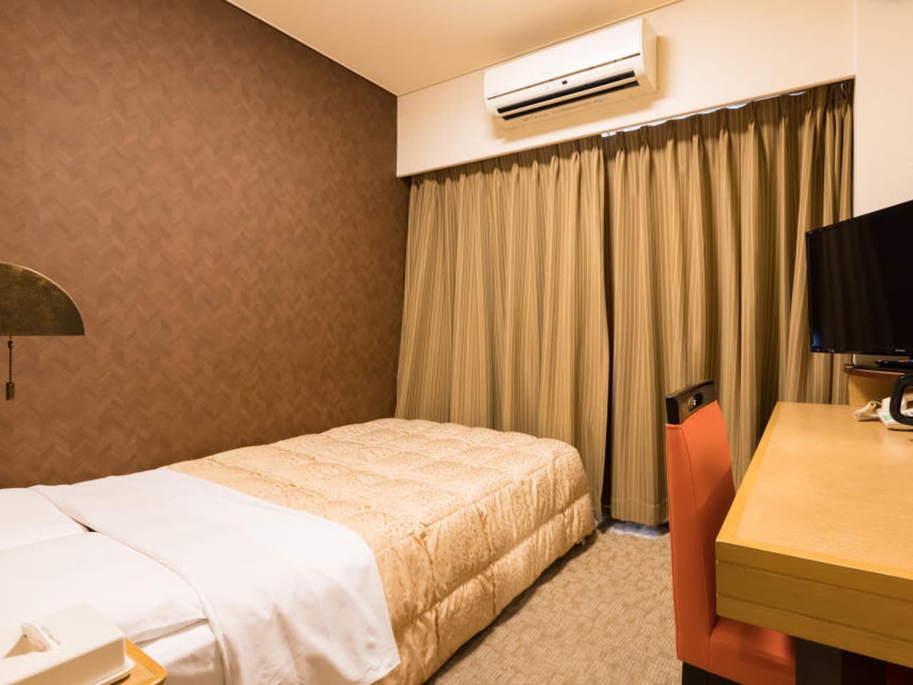 Semi-double (non-smoking room, smoking allowed)