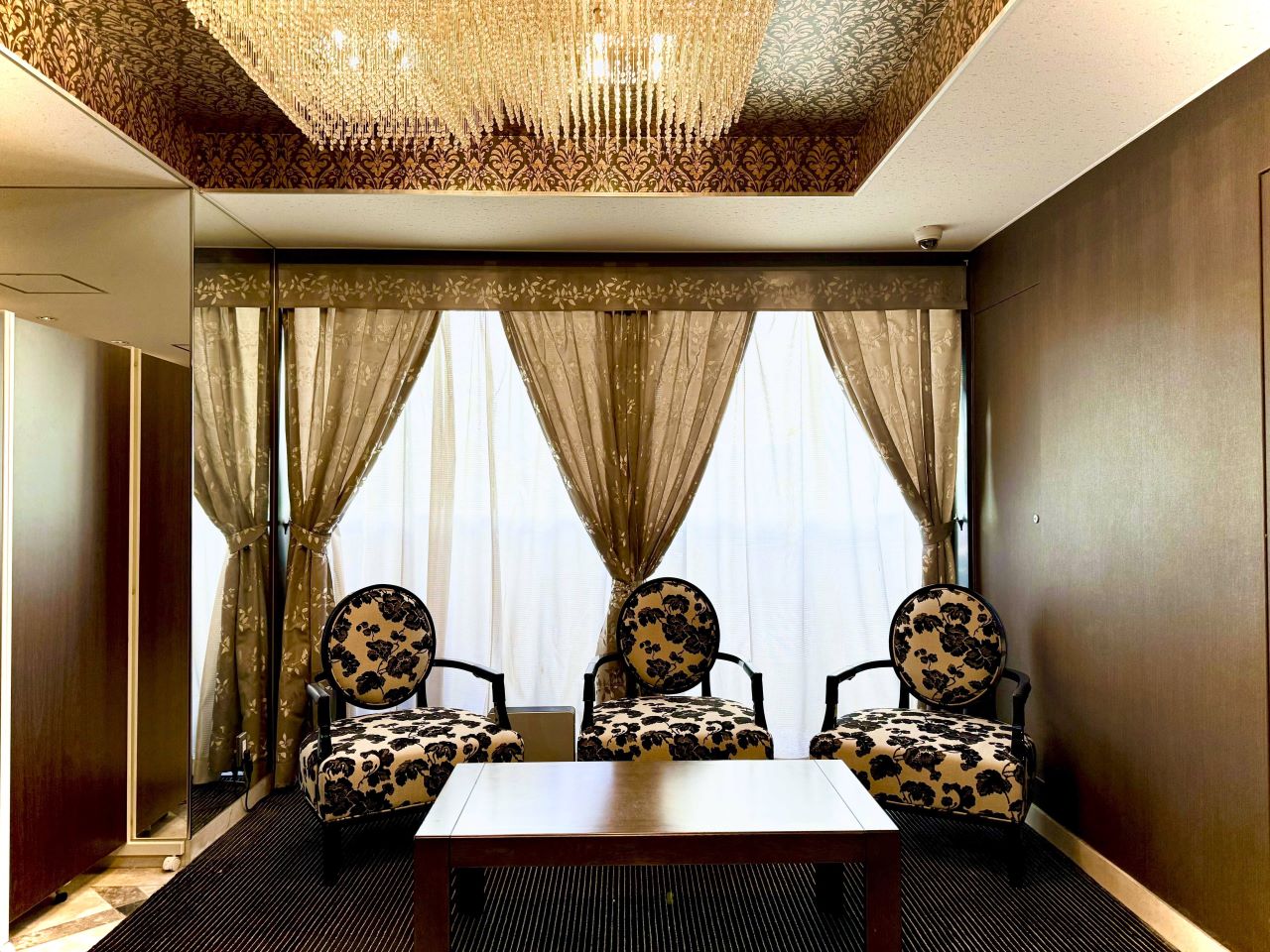 [Lobby] Luxury spacious hotel lobby warmly welcomes you (1 elevator equipped).