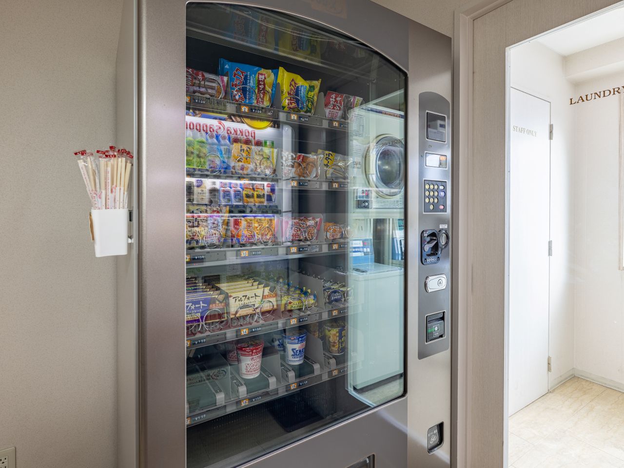 Vending machine (snacks, cup noodles)
