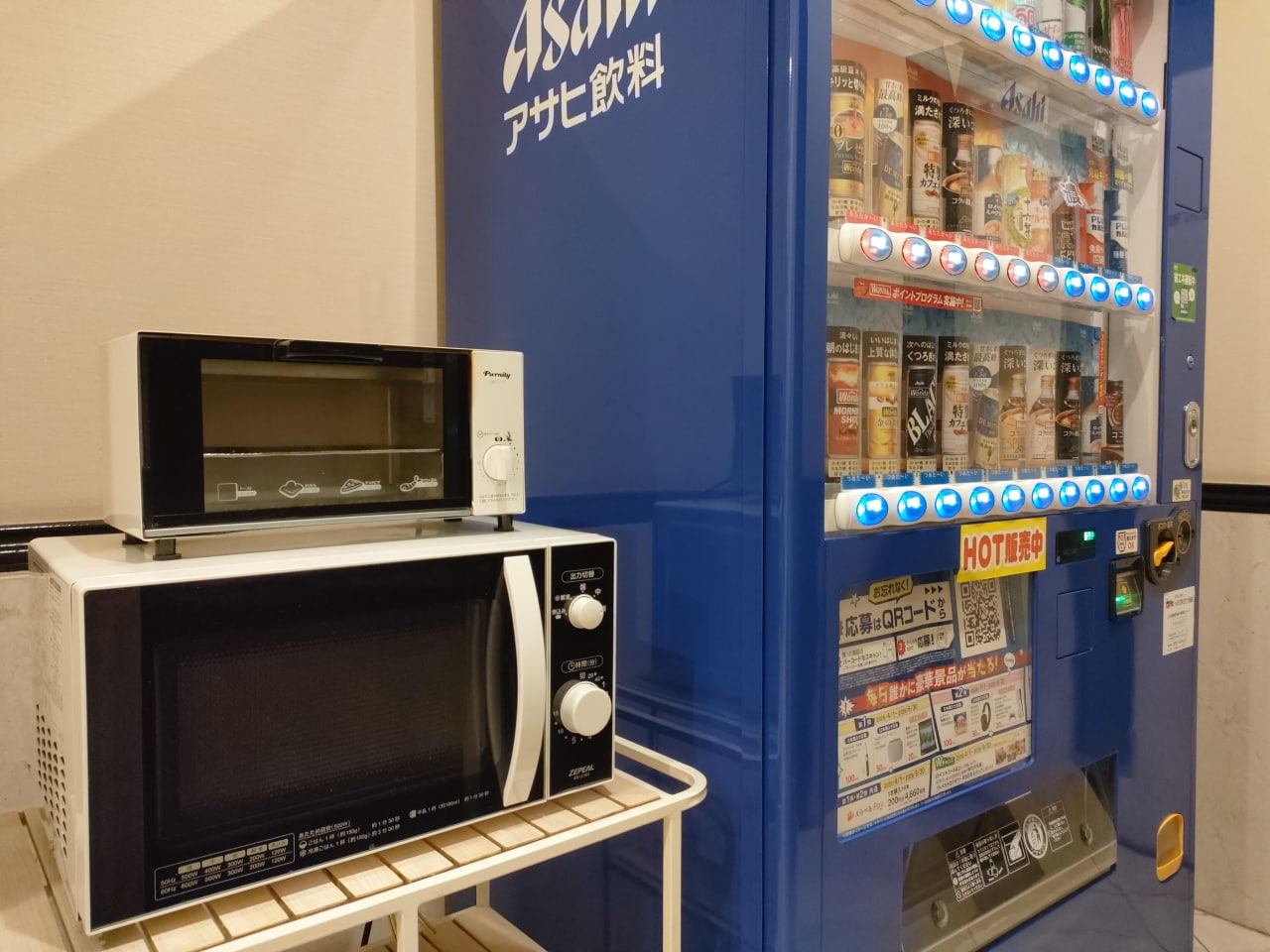 【Microwave and Vending Machine】 Located behind the front desk on the first floor. Available 24 hours a day.