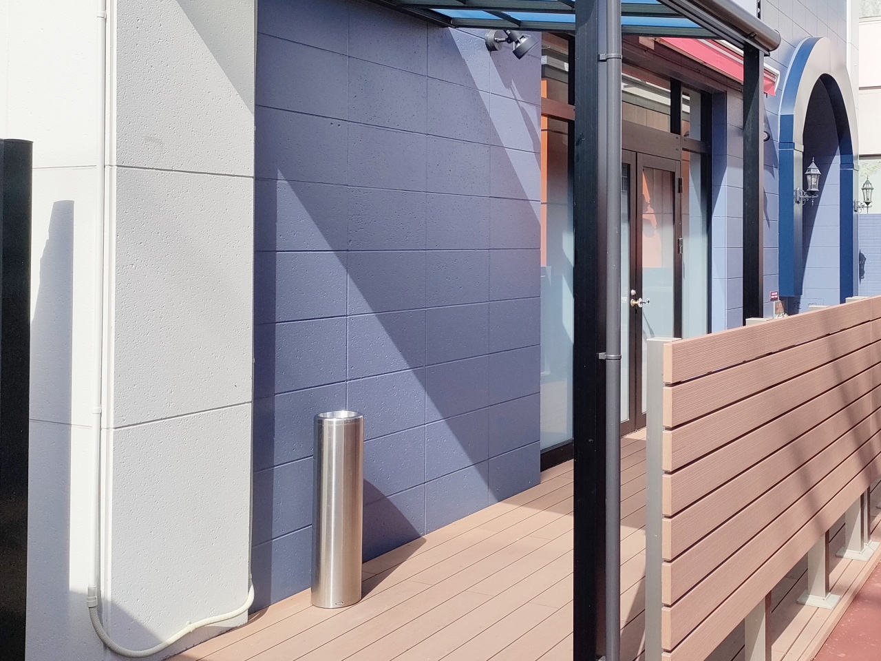 【Smoking area】 Located outside the building.