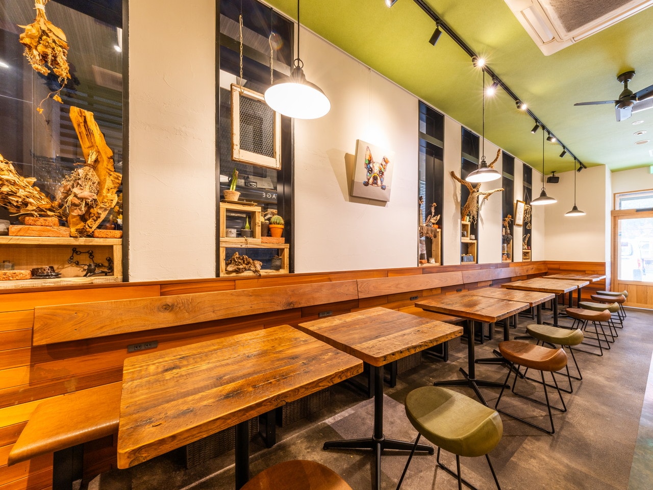 Inside the restaurant①