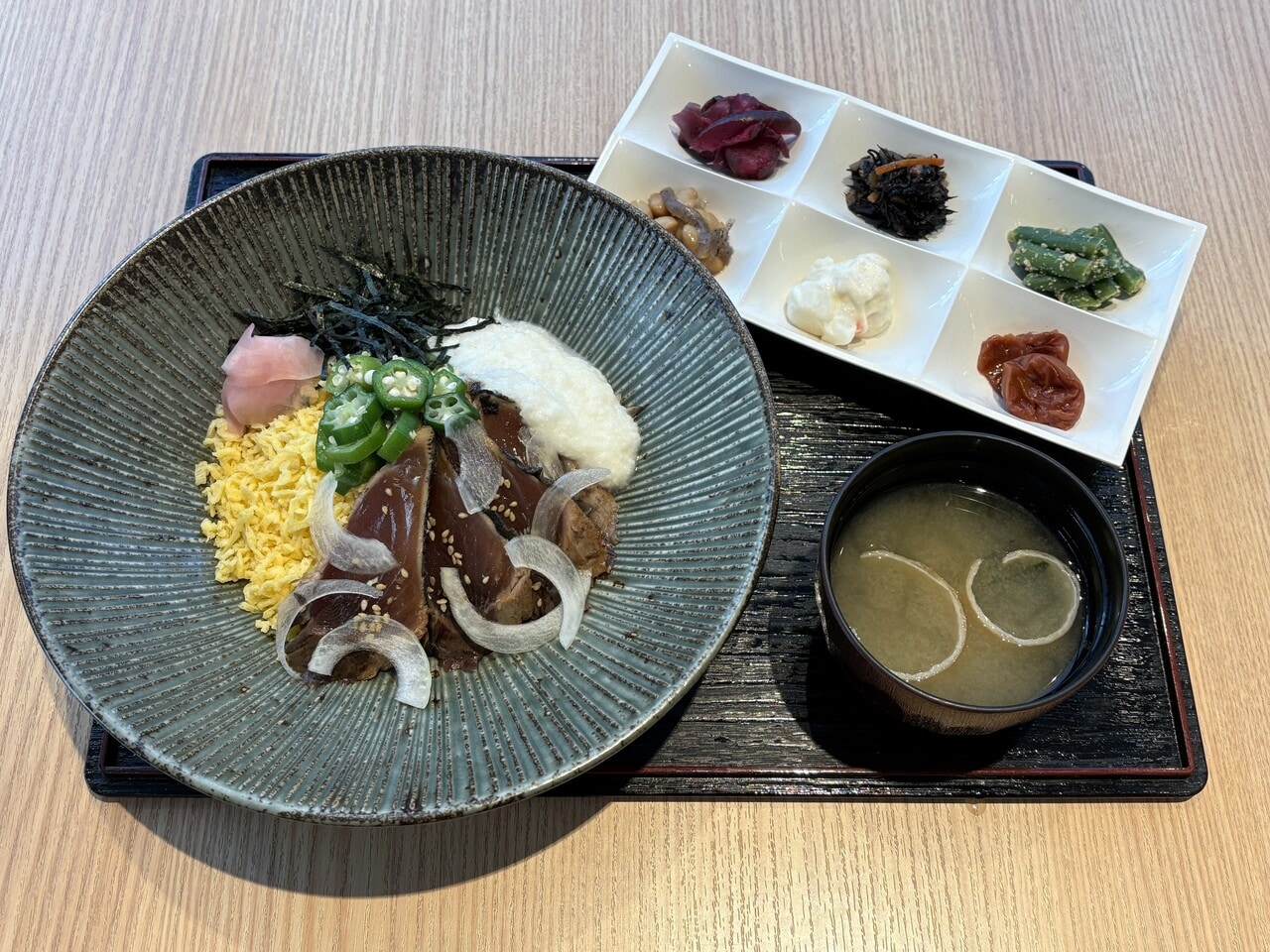 Seared bonito rice bowl with grated yam