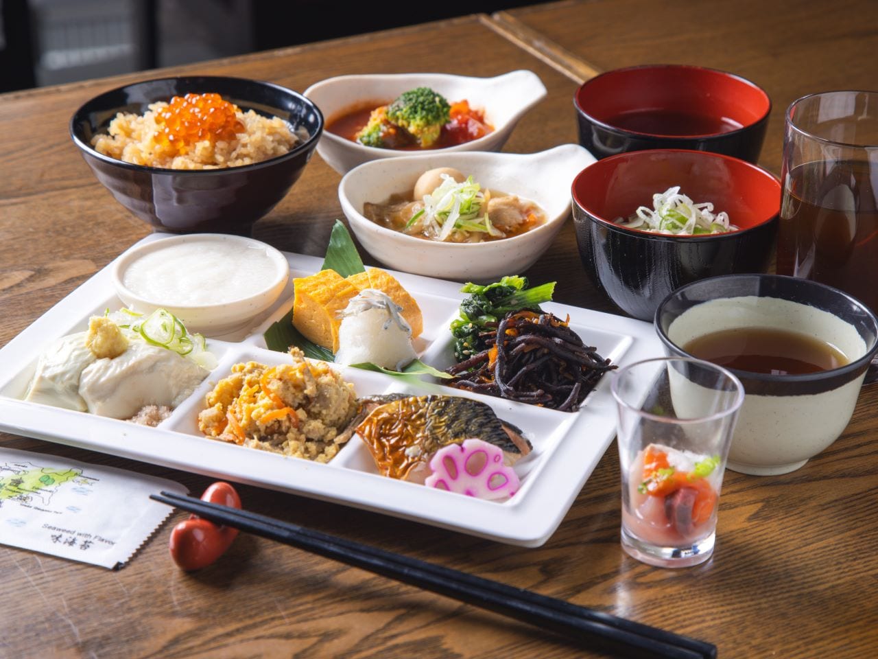 Japanese food presentation (image)