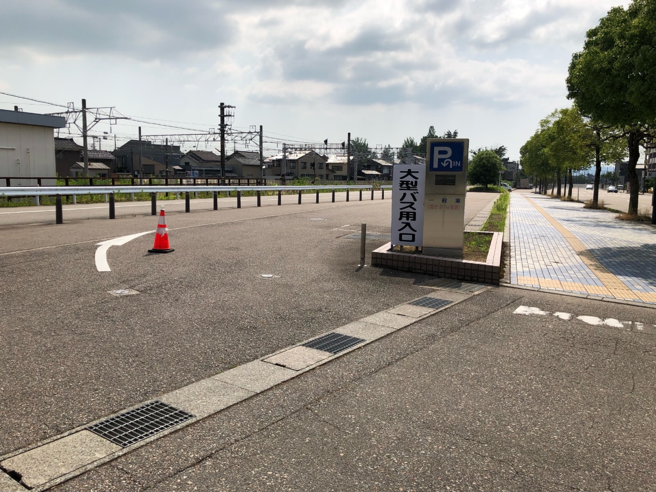 For large vehicle parking, we will notice to the city-run Takaoka Central Parking Lot. Advance reservations are required, so please be sure to contact the hotel.