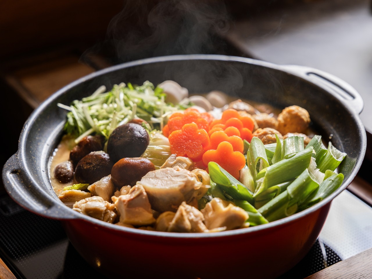 ■Hokuriku Seasonal Hot Pot: Ishikawa Prefecture’s Soul Food—Chicken and Vegetable Miso Hot Pot