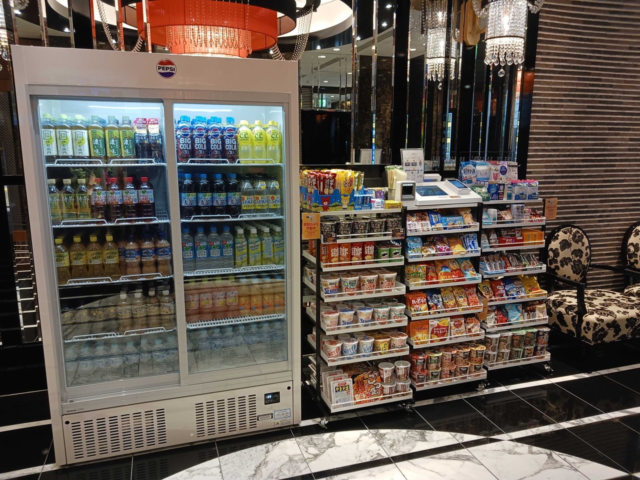 A　mini convinience store is availabale in tha 1st floor lobby