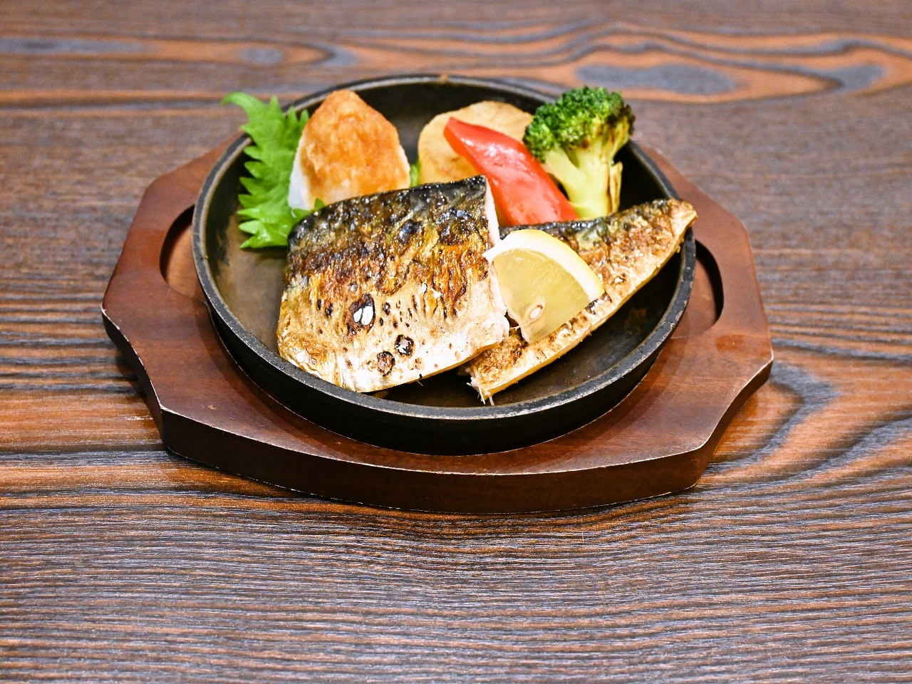 Grilled mackerel with salt