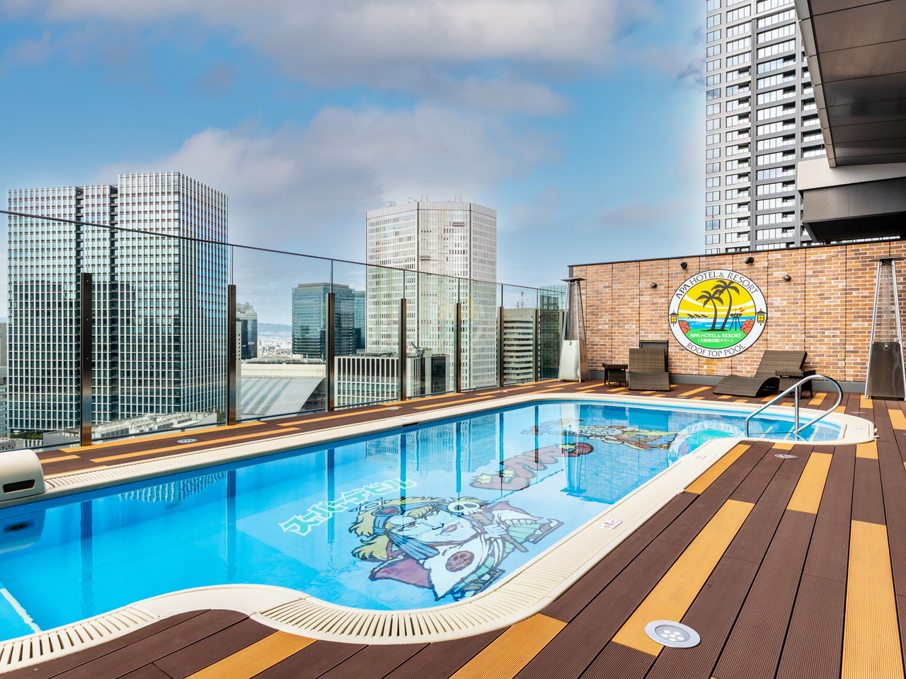 Swimming pool with vibrant city views (daytime)