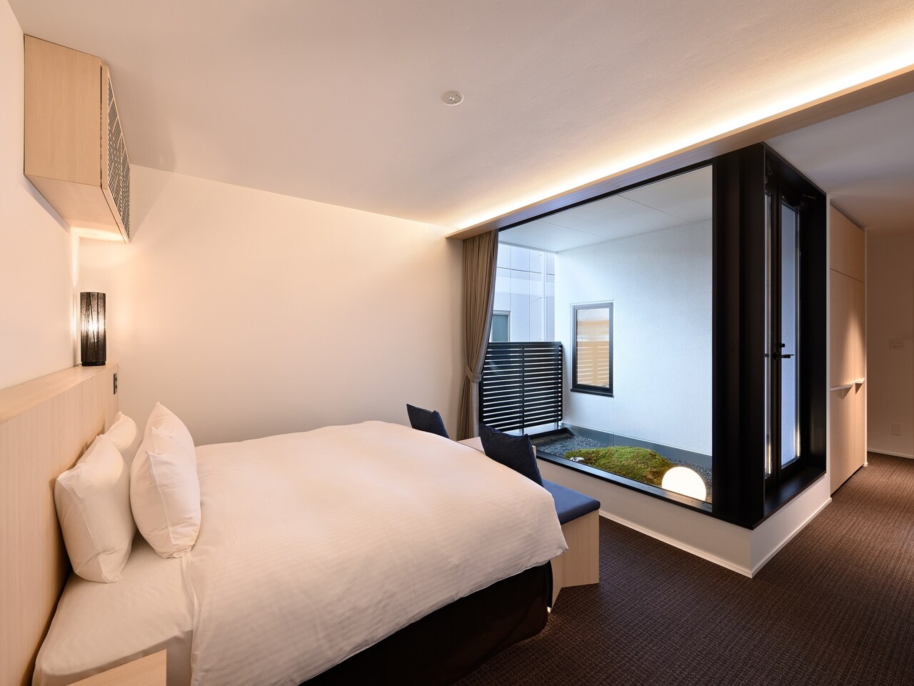 Deluxe King Room with Bathtub