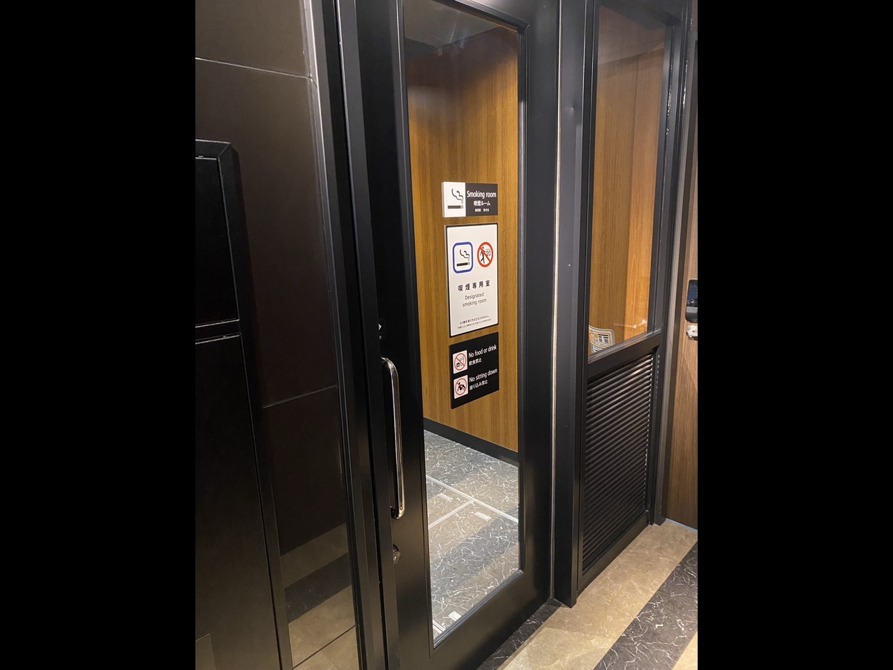Smoking Area (1F)