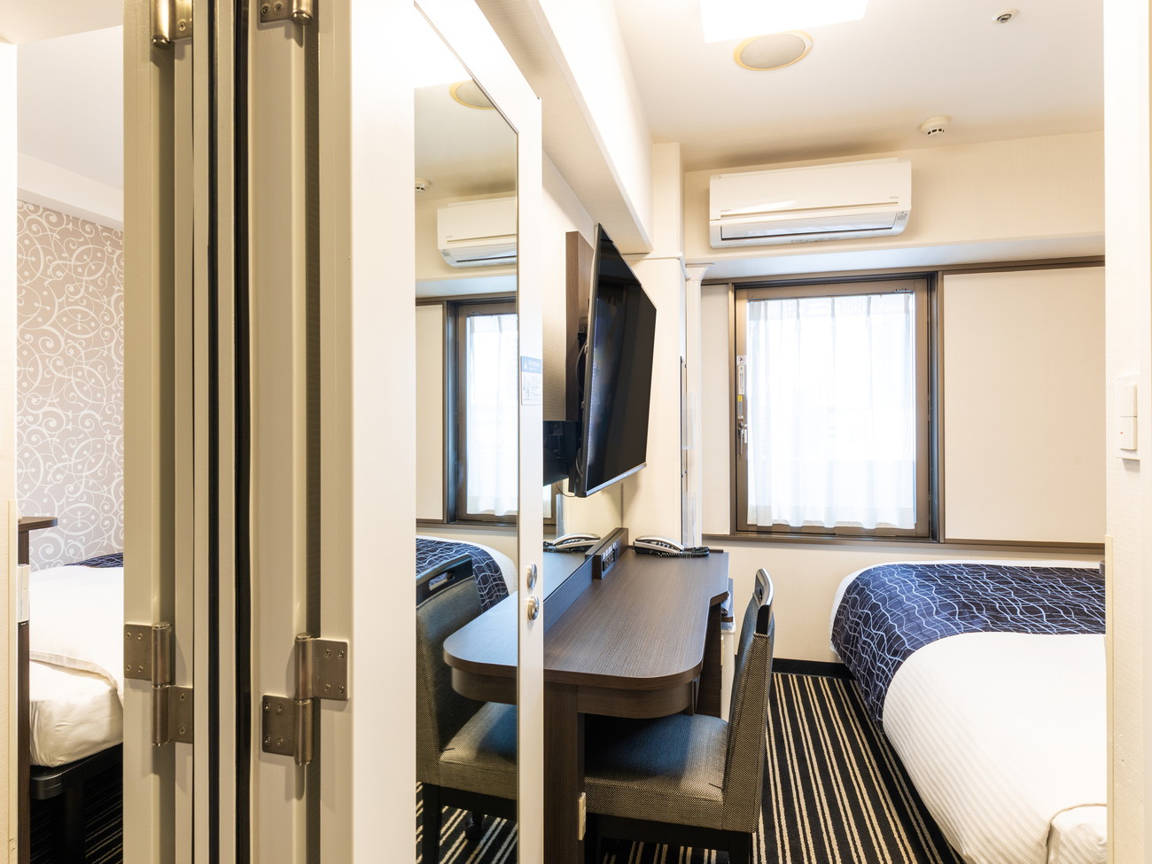 Connecting Rooms 