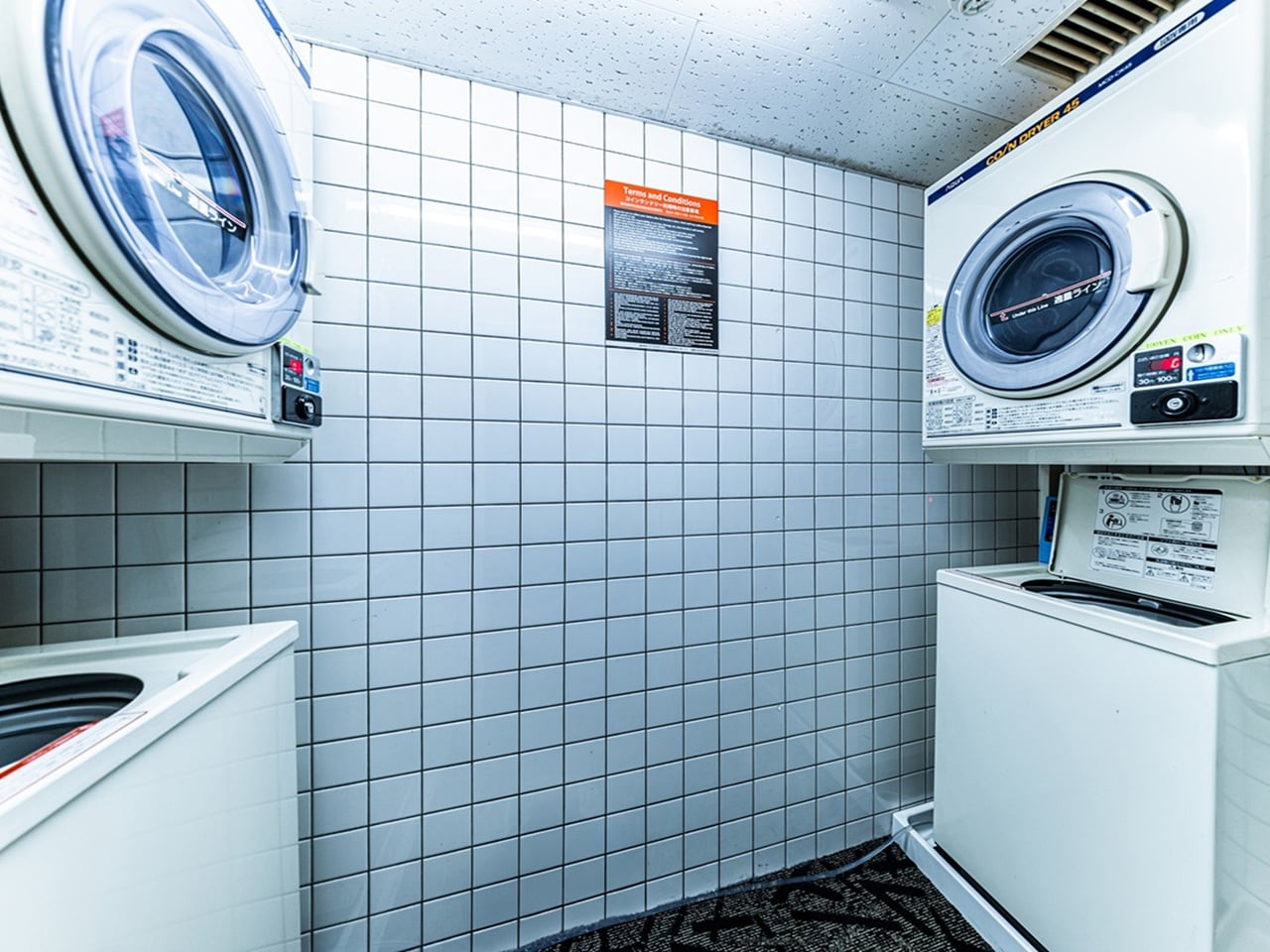 The washing machine costs 500 yen, and the dryer costs 100 yen for 30 minutes. Detergent is automatically added.