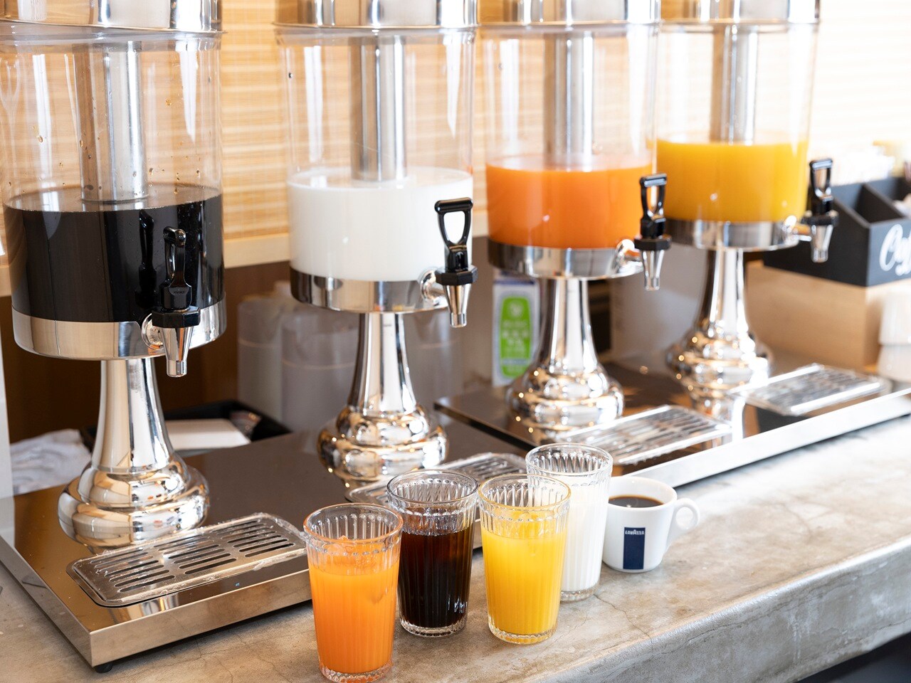 Breakfast buffet with more than 50 Japanese and Western-style breakfast buffet.