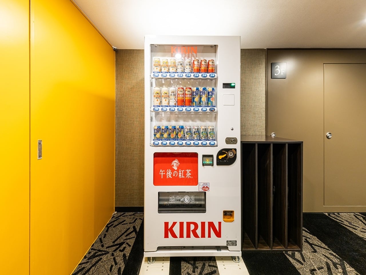 Vending machines are available on the 1st, 3rd, 6th, and 8th floors. (Alcoholic beverages are also sold on the 3rd floor. Ice machine is also available.)