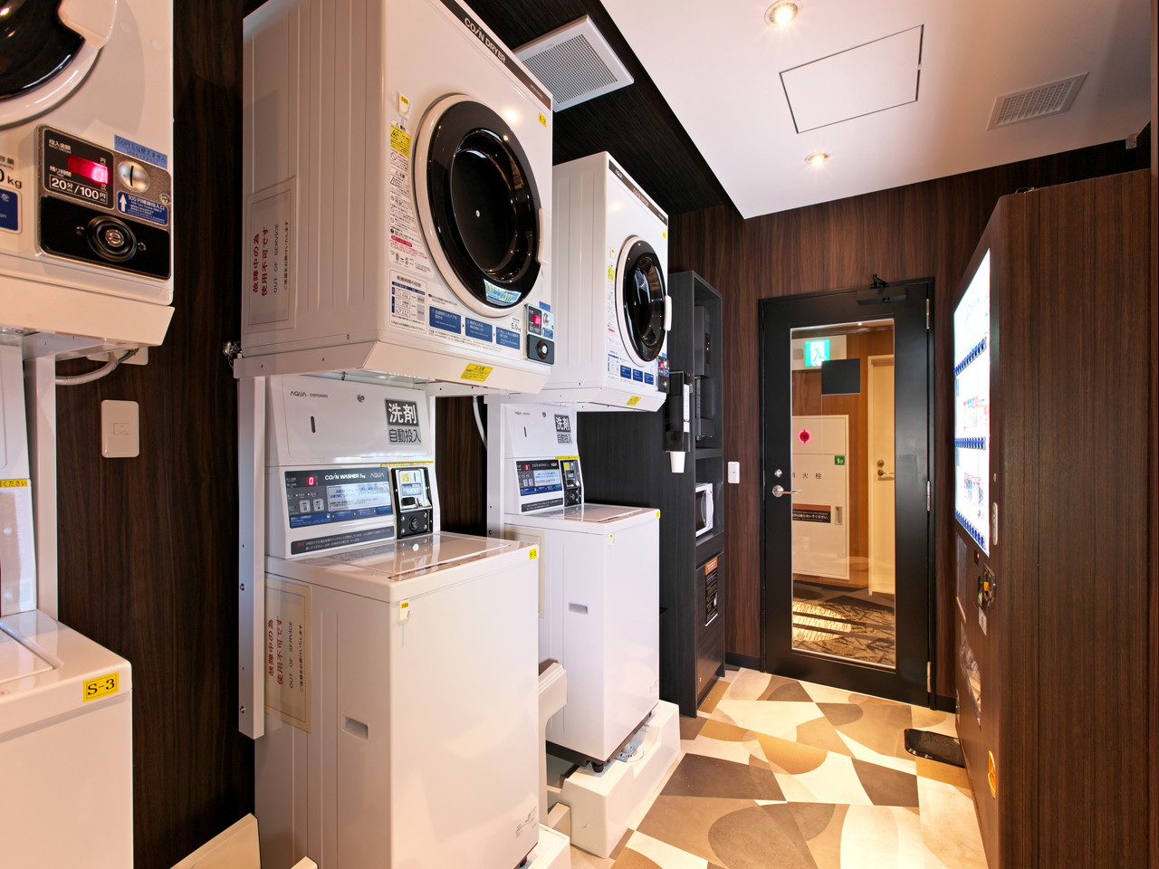 [East Building 2nd Floor Vending Machine Corner] 3 washing machines: 400 yen per use 3 dryers: 100 yen per 20 minutes Ice machine Vending machine [No alcohol]
