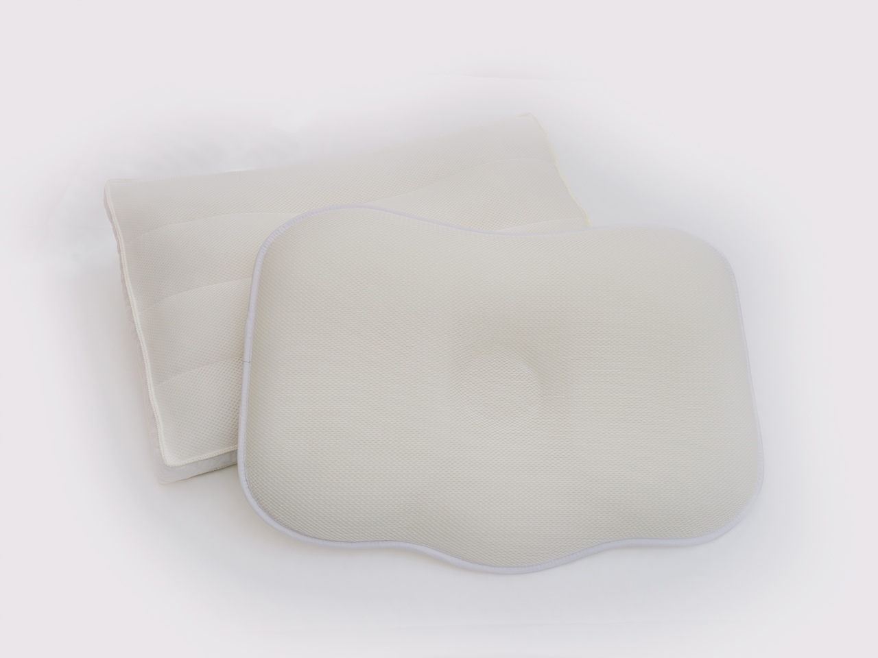 [APA Original Pillows PRIDE FIT and ADJUST FIT] In constant pursuit of quality, we offer guests with two types of APA-made pillows, both different in size and texture.