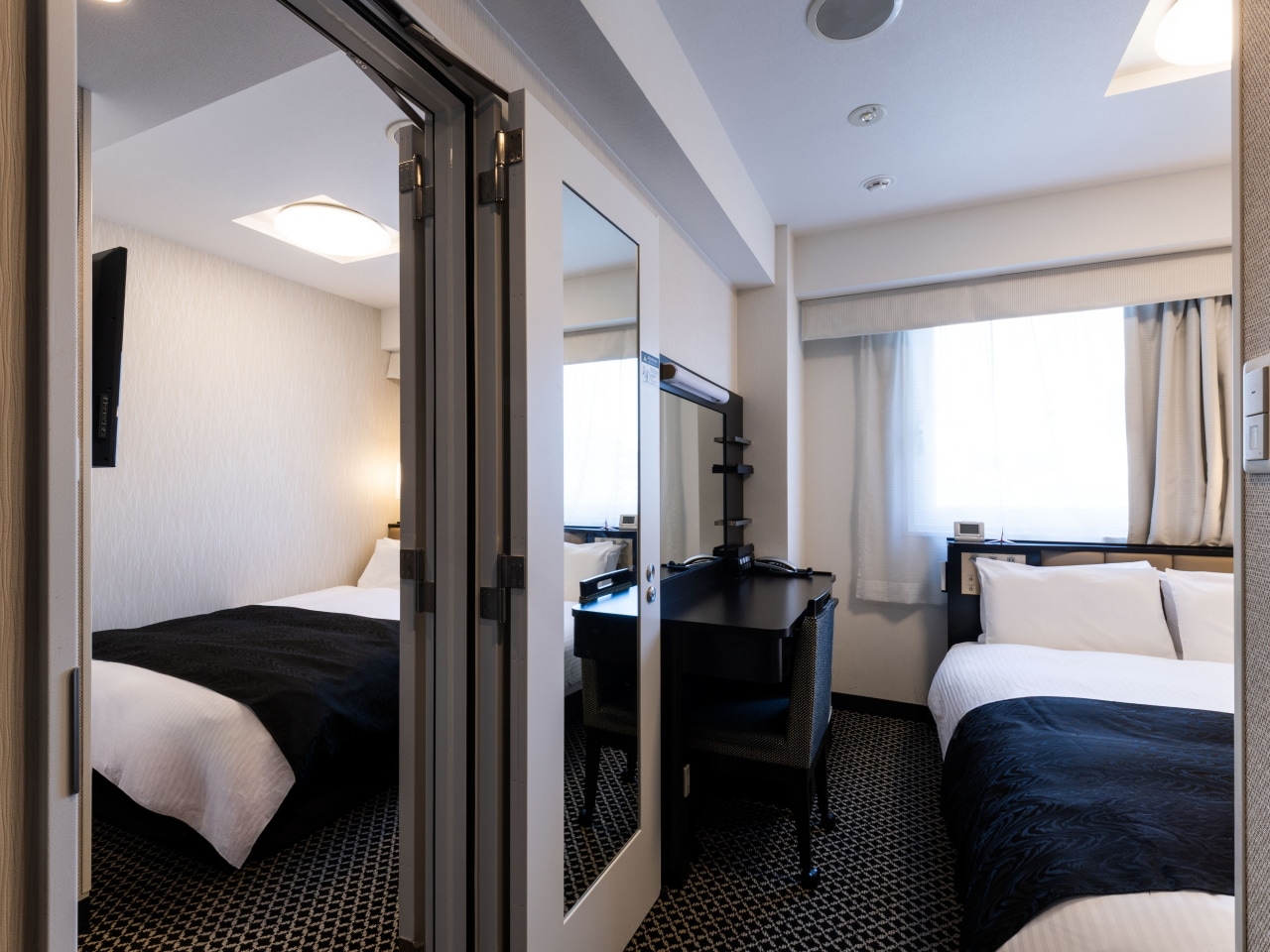 Connecting  Room 
