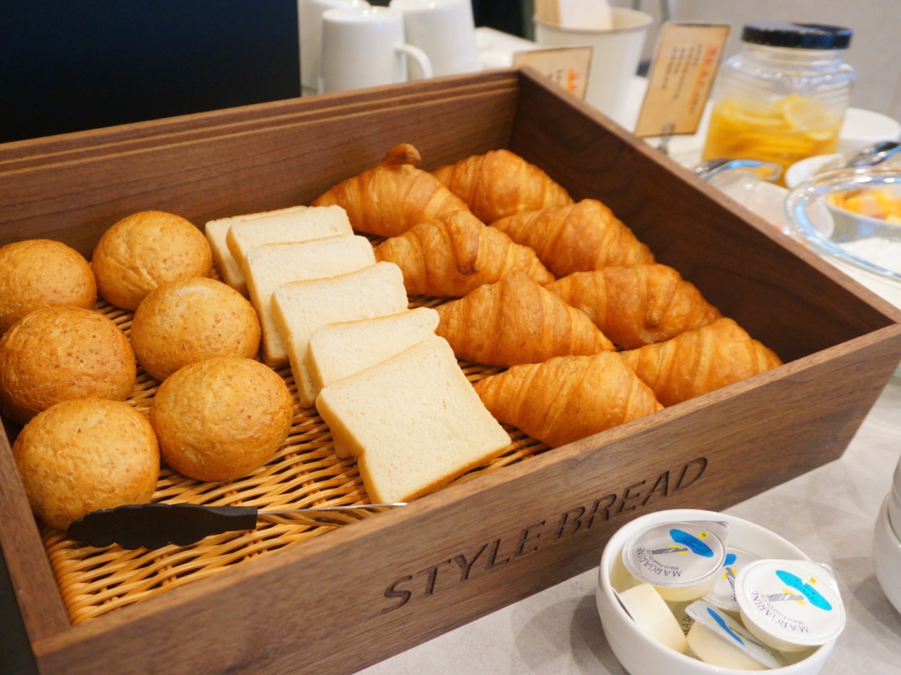 Half-buffet bread corner