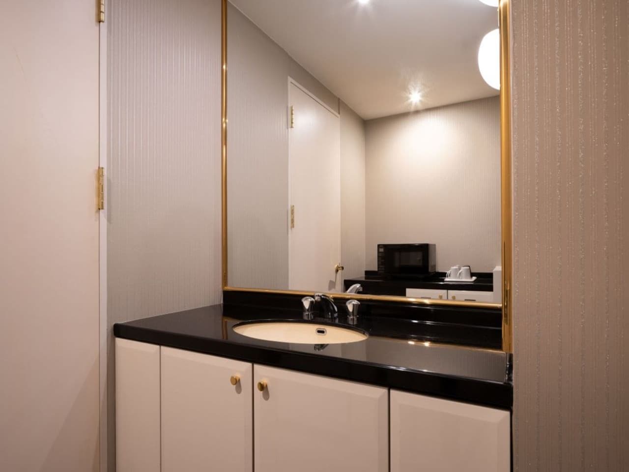 Powder room	 	